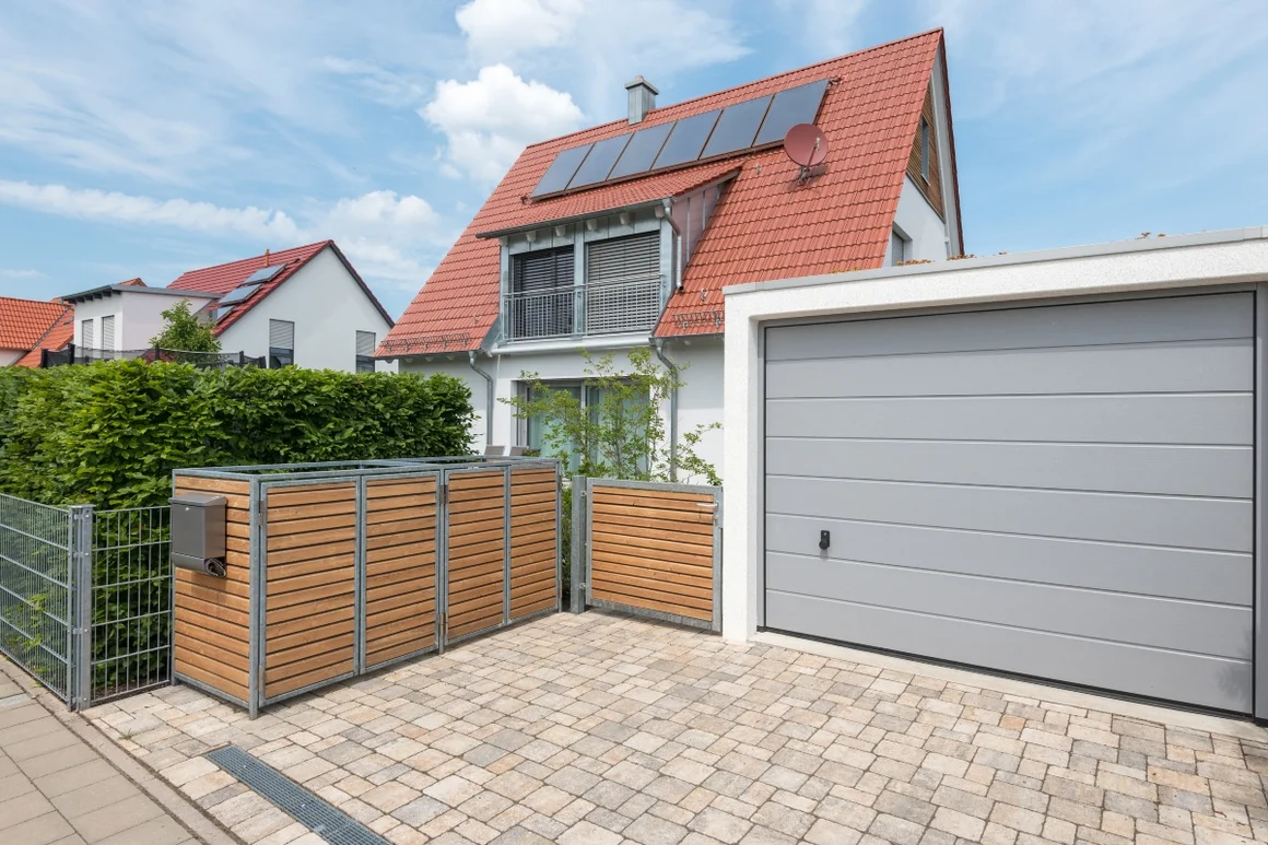 Moderne Garage und Hausfassade